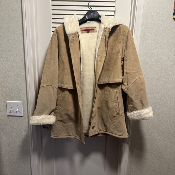 Very heavy and warm Genuine leather women coat /jacket . Looks like new - Picture 8 of 12